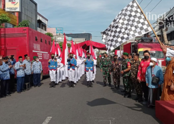KIRAB: Menteri Kelautan dan Perikanan, Sakti Wahyu Trenggono saat melepas kirab merah putih di Jalan Depok Semarang. (Adimungkas/Lingkarjateng.id)