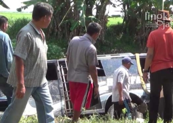 Hindari Tabrakan, Minibus Demak Nyungsep ke Sungai