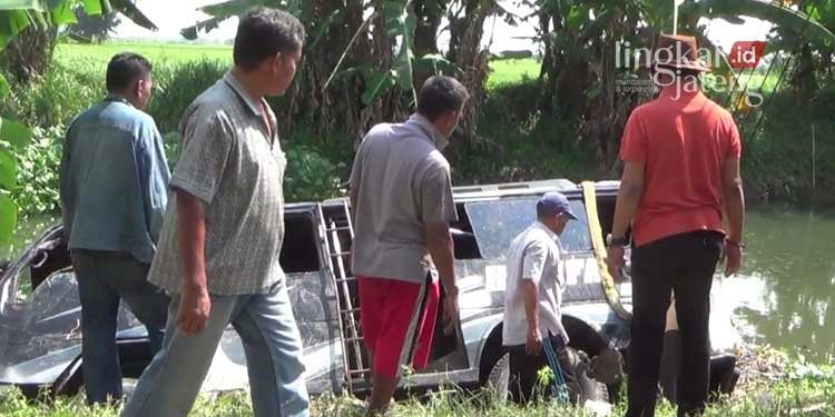 Hindari Tabrakan, Minibus Demak Nyungsep ke Sungai