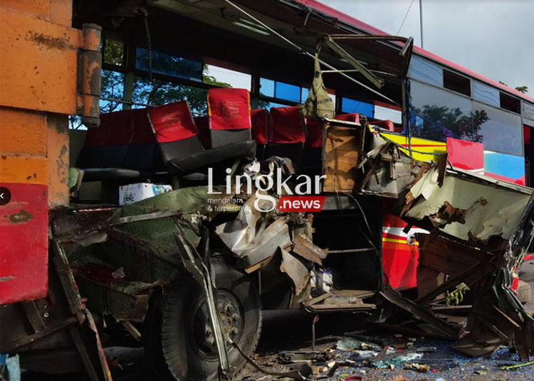 Kecelakaan di Jalan Lingkar Pati Bus Semarang Surabaya Remuk Parah 1