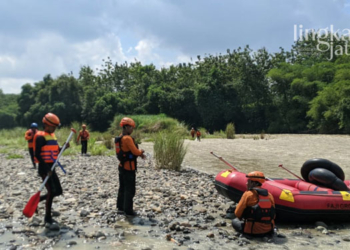 MENCARI: Tim SAR Gabungan saat melakukan pencarian korban tenggelam di Sungai Tuntang, Dusun Kalikonang, Grobogan pada Minggu (23/05). (Muhamad Ansori/Lingkarjateng.id)