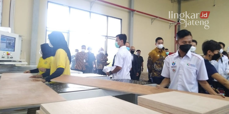 ILUSTRASI: Sejumlah karyawan saat bekerja di perusahaan furniture Kawasan Industri Kendal. (Unggul Priambodo/Lingkarjateng.id)