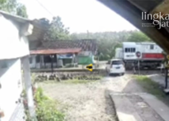 TERTABRAK: Mobil Avanza tertabrak di perlintasan KA tanpa palang pintu di Desa Kedungjati, Kecamatan Kedungjati, Senin (02/05). (Instagram @grobogantoday/Lingkarjateng.id)