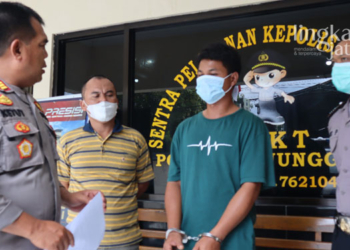 GELAR PERKARA: Polres Grobogan saat mengamankan tersangka gadai mobil rental di Mapolsek Pulokulon, Jumat (20/05). (Muhamad Ansori/Lingkarjateng.id)