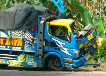 RINGSEK: Truk yang mengalami ringsek akibat kecelakaan di Jalan Purwodadi-Semarang, Jumat (13/05). (Muhamad Ansori/Lingkarjateng.id)