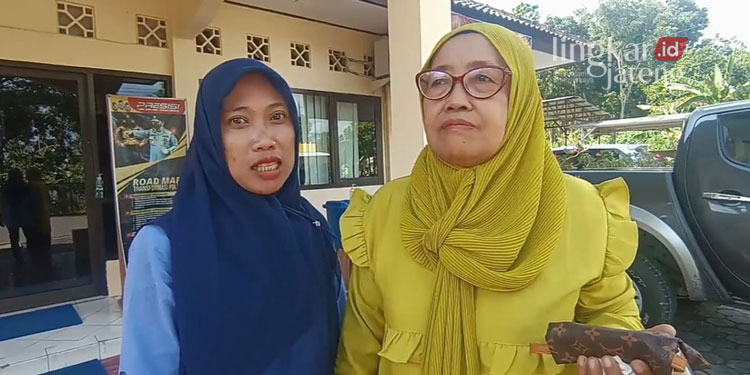 MENYAMPAIKAN: Keluarga penerima manfaat saat menerangkan peristiwa pencairan bansos milik suaminya oleh oknum PNS Kecamatan Ngaringan, baru-baru ini. (Muhamad Ansori/Lingkarjateng.id)