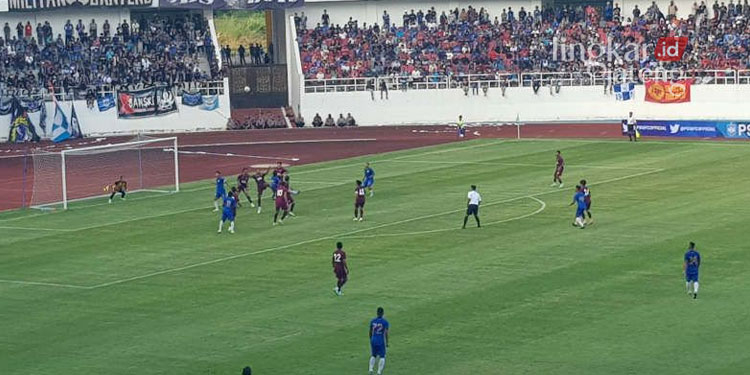 BERTANDING: Pertandingan uji coba PSIS Semarang melawan PSM Makassar di Stadion Jatidiri Semarang, Sabtu (28/05) lalu. (Ant/Lingkarjateng.id)
