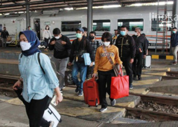 POTRET: Suasana di stasiun yang dipadati pemudik. (Antara News/Lingkarjateng.id)