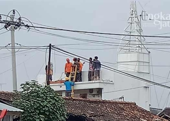 Pasang-Antena,-Seorang-Laki-Laki-Lansia-Tersengat-Listrik-di-Rembang