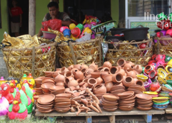 BERDAGANG: Dul, pedagang gerabah mainan anak yang sedang menjajakan dagangannya di Jalan Blora-Randublatung, baru-baru ini. (Lilik Yuliantoro/Lingkarjateng.id)