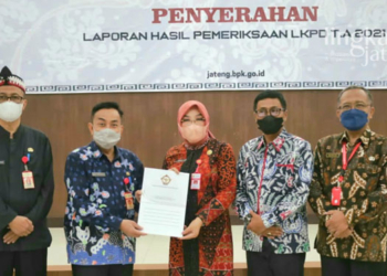 SIMBOLIS: Bupati Grobogan, Sri Sumarni saat menerima penghargaan opini WTP di Semarang, baru-baru ini. (Muhamad Ansori/Lingkarjateng.id)