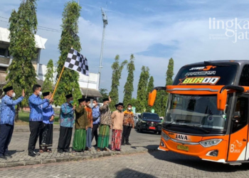MELEPAS: Bupati Kendal, Dico M. Ganinduto saat melepas para santri berangkat ke ponpes di Stadion Utama Kebondalem Kendal. (Unggul Priambodo/Lingkarjateng.id)
