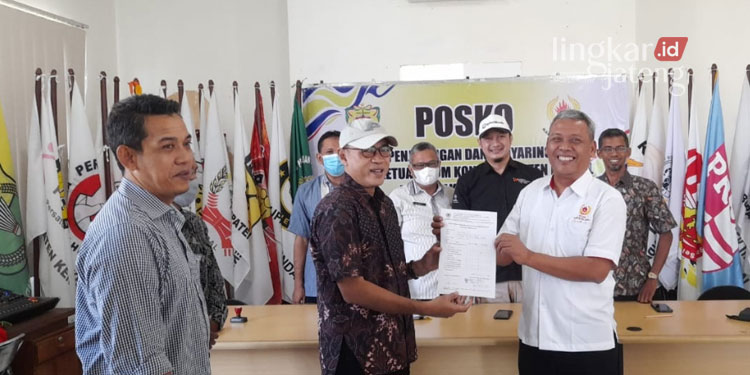 MENDAFTAR: Subur Isnadi mendaftarkan diri menjadi Ketua KONI Kabupaten Kendal, belum lama ini. (Unggul Priambodo/Lingkarjateng.id)