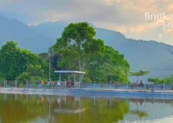 POTRET: Beberapa pengunjung menikmati pemandangan Embung Mini Desa Wisata Jrahi Pati. (Ika Tamara Dewi/Lingkarjateng.id)