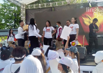 MERIAH: Senam massal dalam rangka ulang tahun ke-14 Satria yang dilakukan di halaman Gedung DPRD Jateng, Minggu (29/05). (Adimungkas/Lingkarjateng.id)