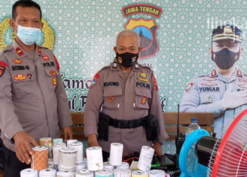 GELAR PERKARA: Puluhan mercon dan bubuk mesiu yang berhasil diamankan oleh Polsek Kaliwungu Kendal. (Istimewa/Lingkarjateng.id)