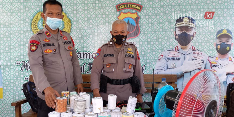 Puluhan Mercon dan Bubuk Mesiu di Kendal Berhasil Diamankan 25 GELAR PERKARA: Puluhan mercon dan bubuk mesiu yang berhasil diamankan oleh Polsek Kaliwungu Kendal. (Istimewa/Lingkarjateng.id)