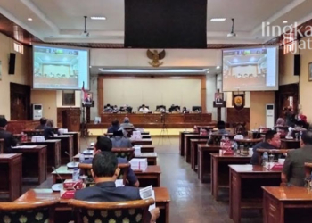 KHIDMAT: Suasana saat penyampaian materi Raperda tentang Pertanggungjawaban Pelaksanaan APBD Kabupaten Grobogan tahun anggaran 2021 di Gedung DPRD Grobogan pada Jumat (27/05). (Muhamad Ansori/Lingkarjateng.id)
