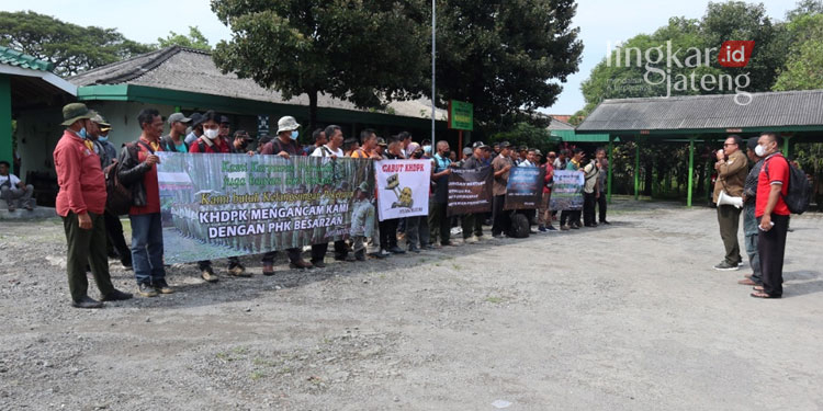 PEMBERANGKATAN: Ratusan karyawan Perhutani KPH Randublatung, Blora berangkat ke Jakarta untuk demo menolak SK Men.LHK Nomor 287 tentang Kawasan Hutan Dengan Pengelolaan Khusus (KHDPK), baru-baru ini. (Istimewa/Lingkarjateng.id)