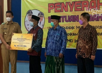 SIMBOLIS: Bupati Kendal, Dico M. Ganinduto saat memberikan insentif kepada tenaga pendidik keagamaan di Gedung Dakwah Ahmad Dahlan PD Muhammadiyah Kendal. (Unggul Priambodo/Lingkarjateng.id)