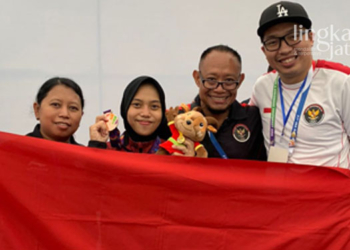 MEMBANGGAKAN: Nafis, peraih medali perunggu dalam ajang Sea Games 2022 Vietnam berfoto bersama dengan keluarga. (Istimewa/Lingkarjateng.id)