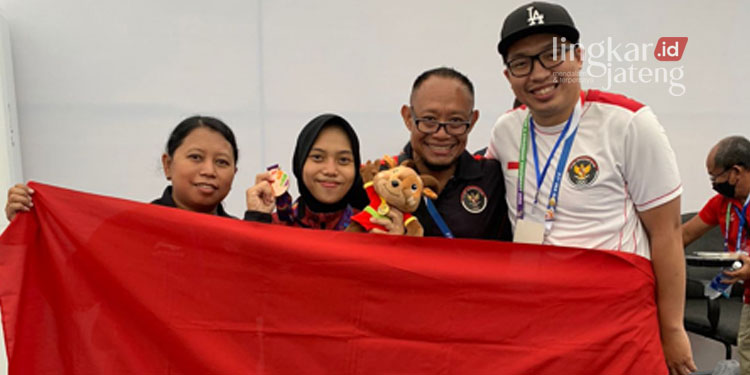MEMBANGGAKAN: Nafis, peraih medali perunggu dalam ajang Sea Games 2022 Vietnam berfoto bersama dengan keluarga. (Istimewa/Lingkarjateng.id)