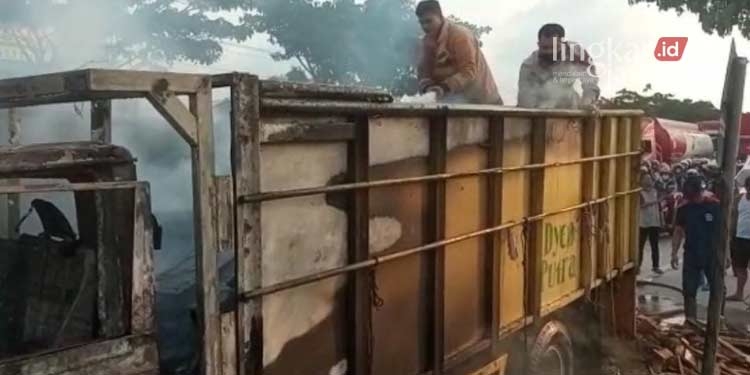 Truk-Bermuatan-Kayu-Terbakar-di-Jalur-Pantura-Demak