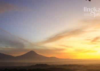 Wisata-Magelang,-Pesona-Golden-Sunrise-Punthuk-Setumbu