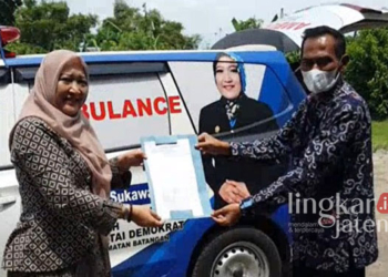 Kartina Sukawati serahkan mobil ambulans