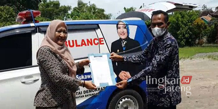 Kartina Sukawati serahkan mobil ambulans
