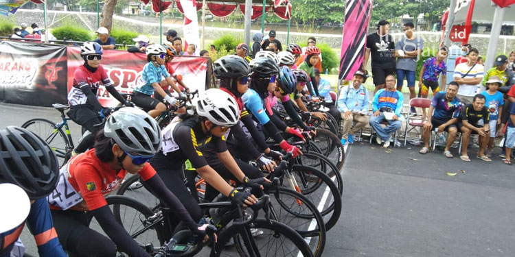 PERLOMBAAN: Sejumlah pembalap sepeda berjejer di garis start untuk memulai perlombaan Tugu Muda Race 2022 di Jalan Bojong Salaman Semarang Barat, Minggu (05/06). (Adimungkas/Lingkarjateng.id)
