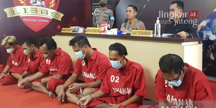 GELAR PERKARA: Sejumlah tersangka kasus penyalahgunaan narkotika dihadirkan dalam pers rilis di Mapolrestabes Semarang, Selasa (07/06). (Ant/Lingkarjateng.id)