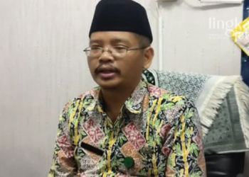 MENERANGKAN: Kasi Haji dan Umrah Kemenag Grobogan, Rois Kamdani saat menjelaskan calon jamaah haji yang gagal berangkat, Kamis (02/06). (Muhamad Ansori/Lingkarjateng.id)