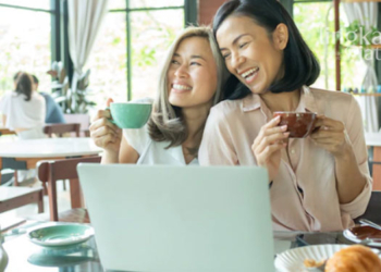 ILUSTRASI: Suasana di dalam cafe. (Sumber Gambar: Freepik @jcomp/Lingkarjateng.id)