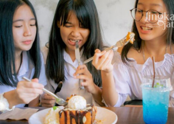 ILUSTRASI: Suasana di dalam cafe. (Sumber Gambar: Freepik @stockphotomania/Lingkarjateng.id)