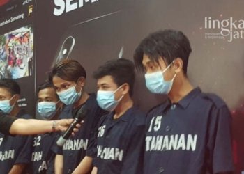 GELAR PERKARA: Enam pelaku pengeroyokan saat dihadirkan dalam pers rilis di Mapolrestabes Semarang, Kamis (02/06). (Ant/Lingkarjateng.id)