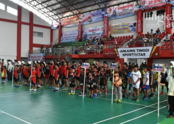 BERBARIS: Atlet bulu tangkis saat mengikuti upacara pembukaan kejuaraan bulu tangkis Open Bupati Cup I di GOR Bung Karno Simpang Lima Purwodadi, Kamis (23/06). (Muhamad Ansori/Lingkarjateng.id)