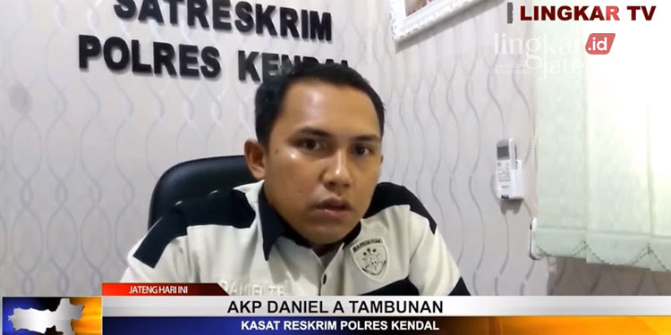 MENERANGKAN: Kasat Reskrim Polres Kendal AKP Daniel A. Tambunan menjelaskan kronologi Dedy Hermawan menusuk korban, belum lama ini. (Dok. Lingkar TV/Lingkarjateng.id)