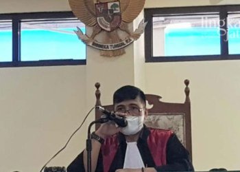 MEMUTUSKAN: Hakim Ketua Arkanu membacakan putusan dalam kasus penganiayaan yang dilakukan lima taruna PIP Semarang yang menewaskan juniornya di PN Semarang, Selasa (31/05). (Ant/Lingkarjateng.id)