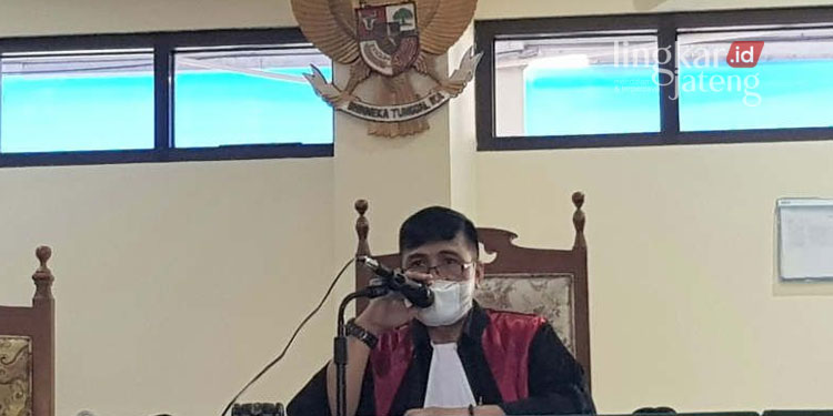 MEMUTUSKAN: Hakim Ketua Arkanu membacakan putusan dalam kasus penganiayaan yang dilakukan lima taruna PIP Semarang yang menewaskan juniornya di PN Semarang, Selasa (31/05). (Ant/Lingkarjateng.id)
