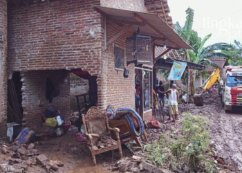 RUSAK: Rumah warga Desa Tunjungrejo yang mengalami kerusakan karena banjir bandang, Kabupaten Pati, Senin (27/06). (Arif Febriyanto/Lingkarjateng.id)