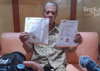 GAGAL BERANGKAT: Hartono, calon jamaah haji asal Blora yang gagal berangkat memperlihatkan bukti pelunasan untuk naik haji, baru-baru ini. (Lilik Yuliantoro/Lingkarjateng.id)