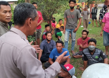 MELAPORKAN: Warga Desa Pulutan saat mendatangi Polres Grobogan untuk melaporkan dugaan perselingkungan kadesnya, Selasa (31/05) sore. (Muhamad Ansori/Lingkarjateng.id)