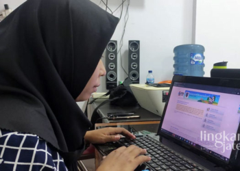 ILUSTRASI: Orang tua siswa sedang mengecek website PPDB Online Disdikpora Kudus, Kamis (16/6).