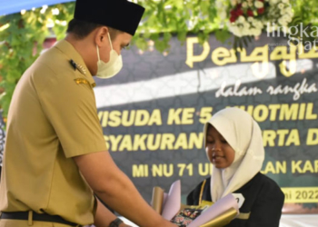 SIMBOLIS: Bupati Kendal, Dico Ganinduto saat memberikan penghargaan dalam acara pelepasan siswa. (Unggul Priambodo/Lingkarjateng.id)