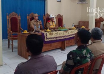 MENERANGKAN: Bupati Kendal, Dico M. Ganinduto saat peninjauan di desa-desa Kabupaten Kendal, beberapa waktu lalu. (Unggul Priambodo/Lingkarjateng.id)