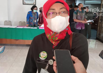 MENERANGKAN: Kepala Dinas Kesehatan Kabupaten (DKK) Pati, Dr. Aviani Tritanti Venusia saat ditemui awak media pasca menghadiri rapat paripurna DPRD Pati, belum lama ini. (Arif Febriyanto/Lingkarjateng.id)