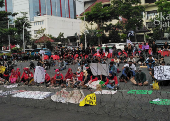 KONSISTEN BERJUANG: Warga Desa Wadas, Kecamatan Bener, Kabupaten Purworejo gelar aksi protes di depan Gedung Gubernur Jawa Tengah untuk menolak penambangan di desanya, Senin (06/06). (Wahyu Indriyati/Lingkarjateng.id)
