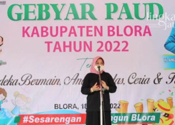 SAMBUTAN: Bunda PAUD Kabupaten Blora, Hj. Ainia Shalichah saat memberikan sambutan Gebyar PAUD. (Lilik Yuliantoro/Lingkarjateng.id)