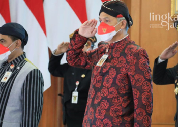UPACARA: Gubernur Jawa Tengah, Ganjar Pranowo saat mengikuti upacara Hari Lahir Pancasila di ruang Gradhika Bhakti Praja Semarang, Rabu (01/06). (Adimungkas/Lingkarjateng.id)